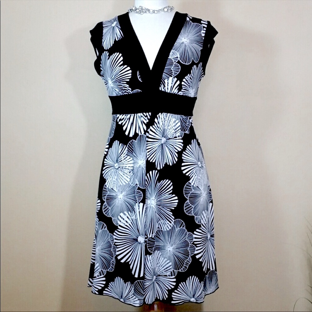 Speechless Black and White V-neck Floral Print Dress with Sash Belt, Size S